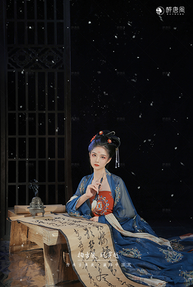 《碧蓝令》 贝贝